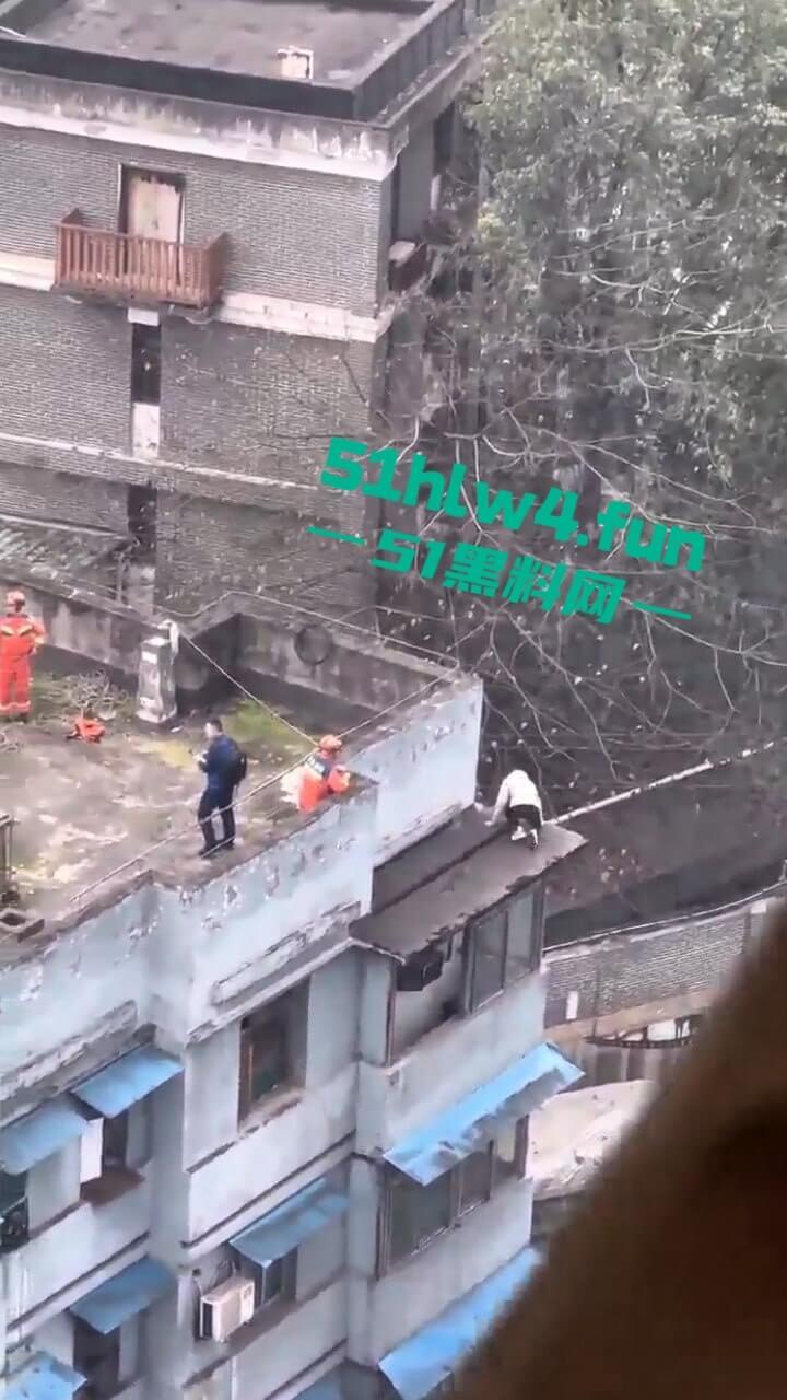 山西一男子轻生现场,救援队赶到男子奋不顾身跳楼自杀,据悉是离婚导致的精神崩溃。-1