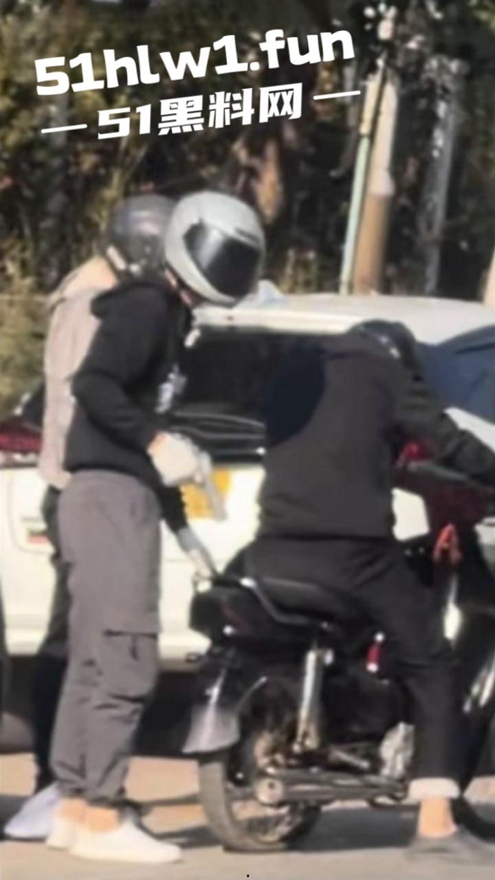 老挝三名中国男子 抢劫琅勃拉邦一家金店 却因摩托车打不着火 被警方当场抓住 真是丢人到国外了-2