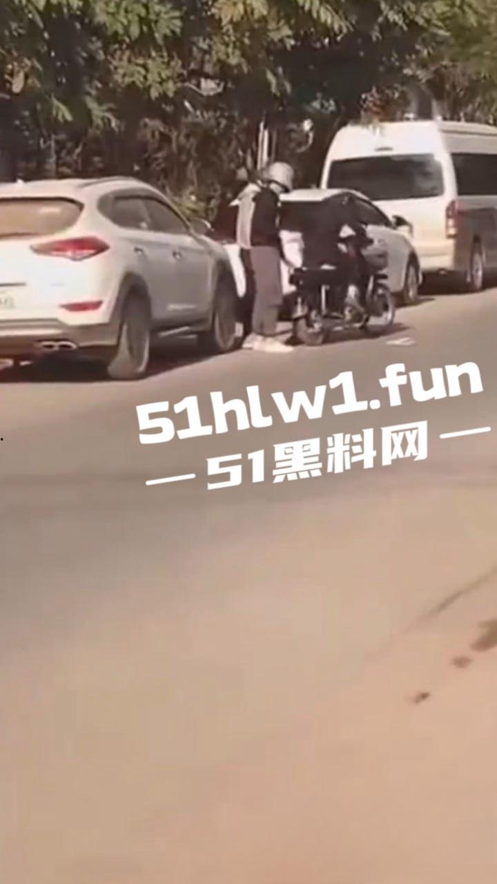 老挝三名中国男子 抢劫琅勃拉邦一家金店 却因摩托车打不着火 被警方当场抓住 真是丢人到国外了-6