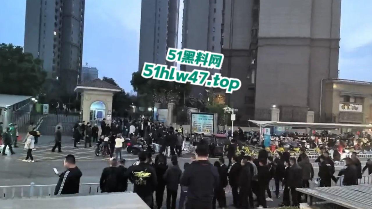 武汉海昌天澜黑箱操作换物业,据悉是两波物业公司抢地盘,一群业主也参与其中堪比古惑仔现场。-4