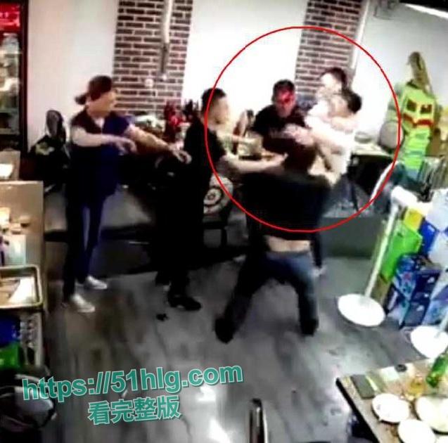 【弗雷尔卓德】酒桌火爆冲突,一时口角引发血案!醉汉挑衅邻桌大哥遭酒瓶爆头,现场激烈打斗混乱不堪-1