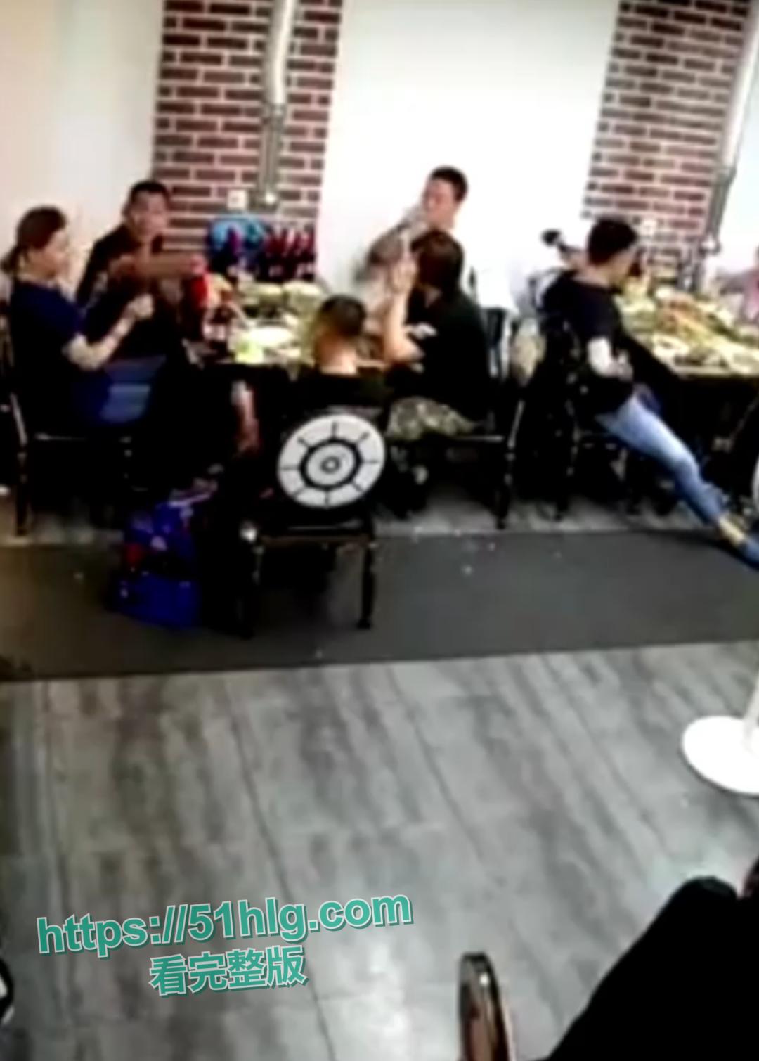 【弗雷尔卓德】酒桌火爆冲突,一时口角引发血案!醉汉挑衅邻桌大哥遭酒瓶爆头,现场激烈打斗混乱不堪-2