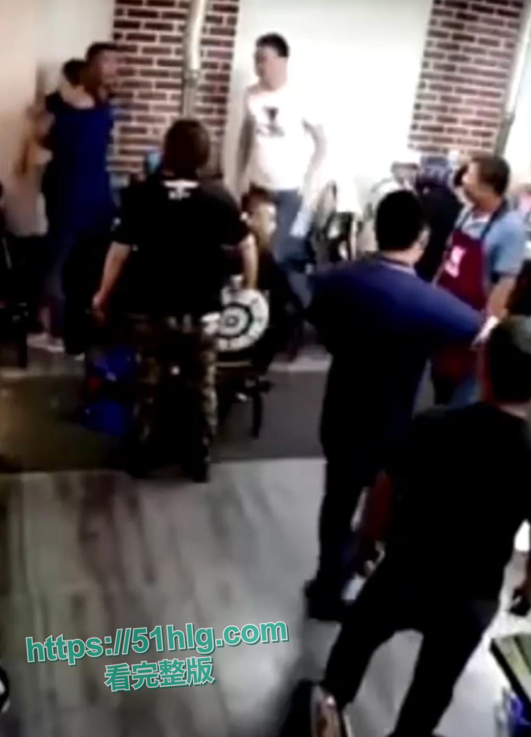 【弗雷尔卓德】酒桌火爆冲突,一时口角引发血案!醉汉挑衅邻桌大哥遭酒瓶爆头,现场激烈打斗混乱不堪-3