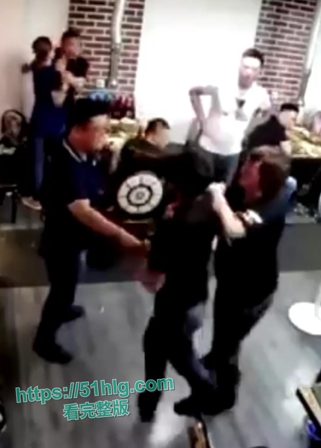 【弗雷尔卓德】酒桌火爆冲突,一时口角引发血案!醉汉挑衅邻桌大哥遭酒瓶爆头,现场激烈打斗混乱不堪-4