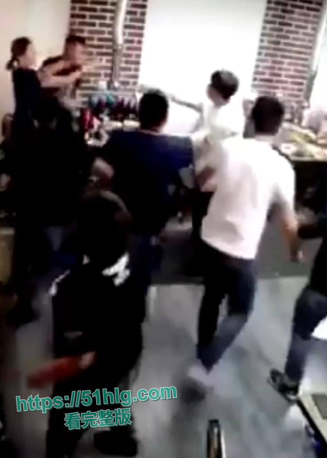 【弗雷尔卓德】酒桌火爆冲突,一时口角引发血案!醉汉挑衅邻桌大哥遭酒瓶爆头,现场激烈打斗混乱不堪-5