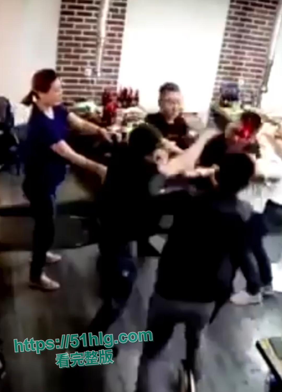 【弗雷尔卓德】酒桌火爆冲突,一时口角引发血案!醉汉挑衅邻桌大哥遭酒瓶爆头,现场激烈打斗混乱不堪-7