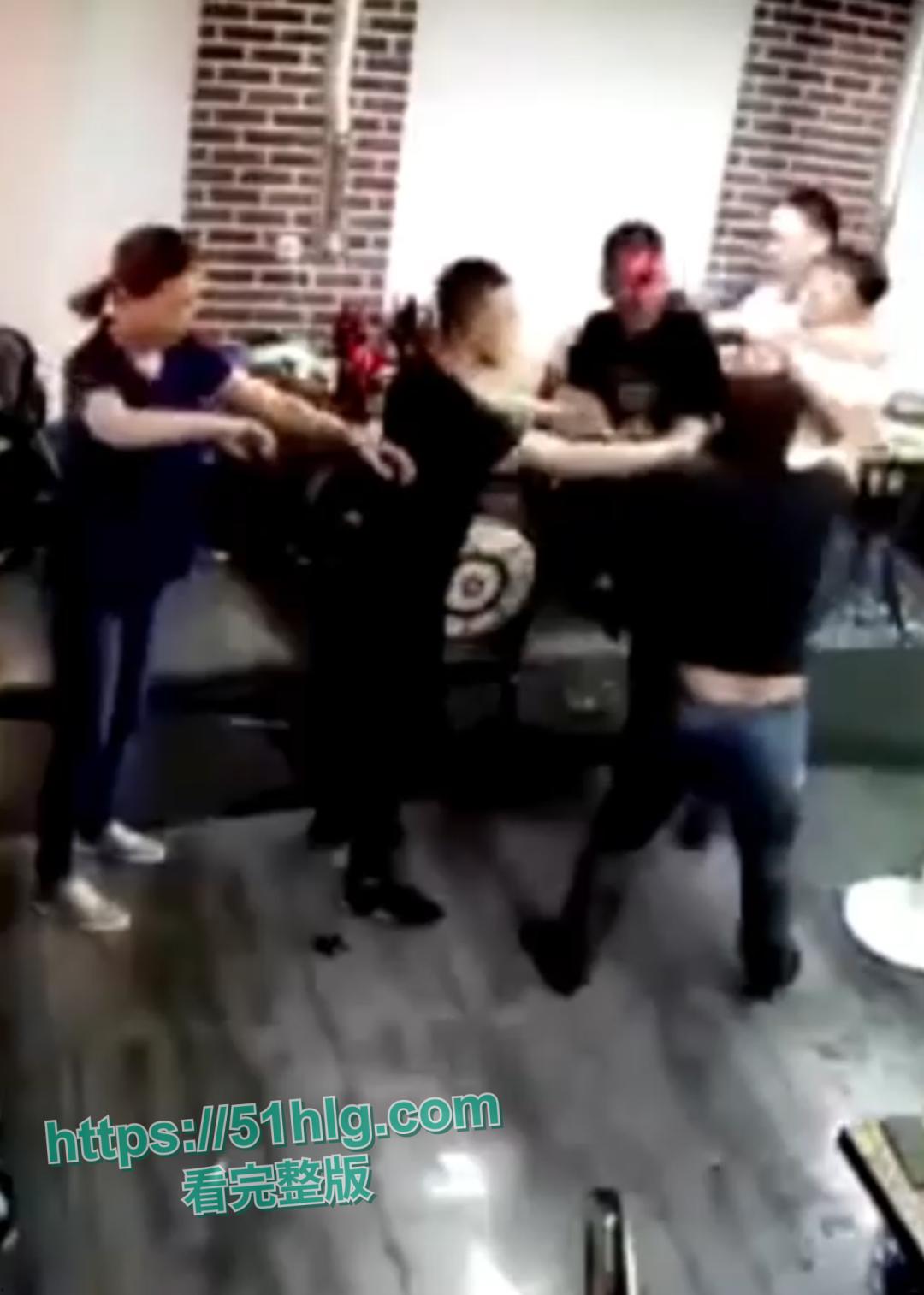 【弗雷尔卓德】酒桌火爆冲突,一时口角引发血案!醉汉挑衅邻桌大哥遭酒瓶爆头,现场激烈打斗混乱不堪-8