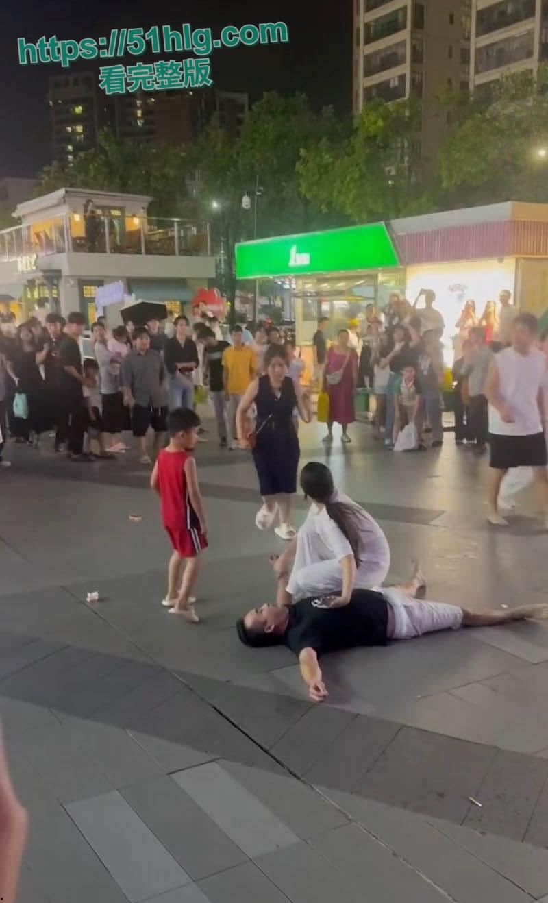 禽兽不如!养了20年的女儿跟男友私奔,养父还被当街暴打晕厥,养女冷眼旁观属实让人心寒-5