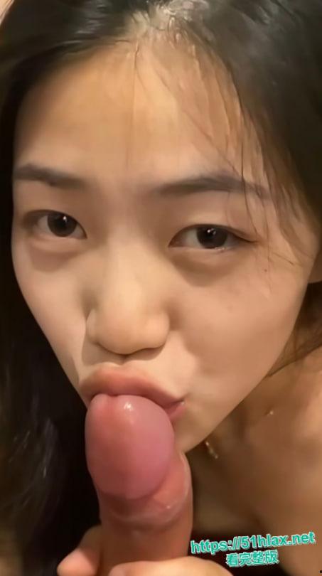 昆明理工大学系花李梦静家中最新私密视频泄密:跪地深喉吸吮肉棒口爆吞精,床上无套爆操骚穴激情颜射!-1