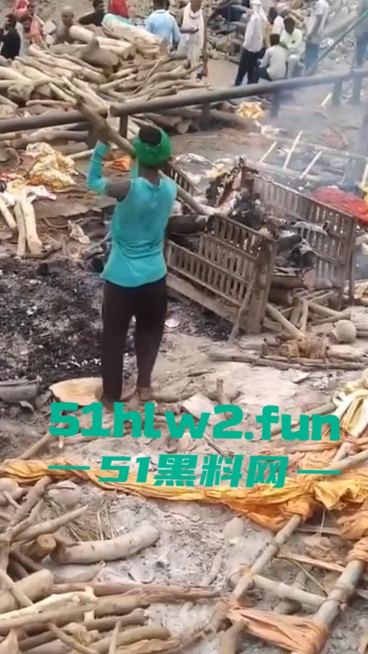 印度教恒河边火葬,现场视频曝光流出河边肮脏混乱,终于知道为什么恒河水那么脏了。-5