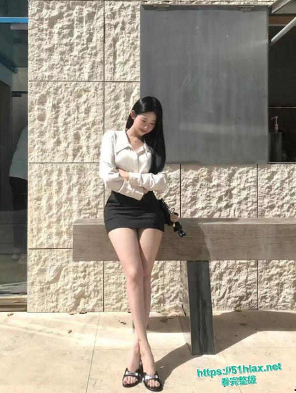 昆明理工大学系花李梦静家中最新私密视频泄密:跪地深喉吸吮肉棒口爆吞精,床上无套爆操骚穴激情颜射!-8