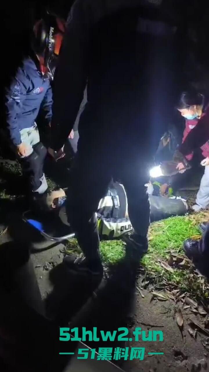 重庆精神小伙【蓄意喵喵拳】玩车耍帅不慎车祸,全家装可怜骗取社会同情心还搞滴水筹。-4