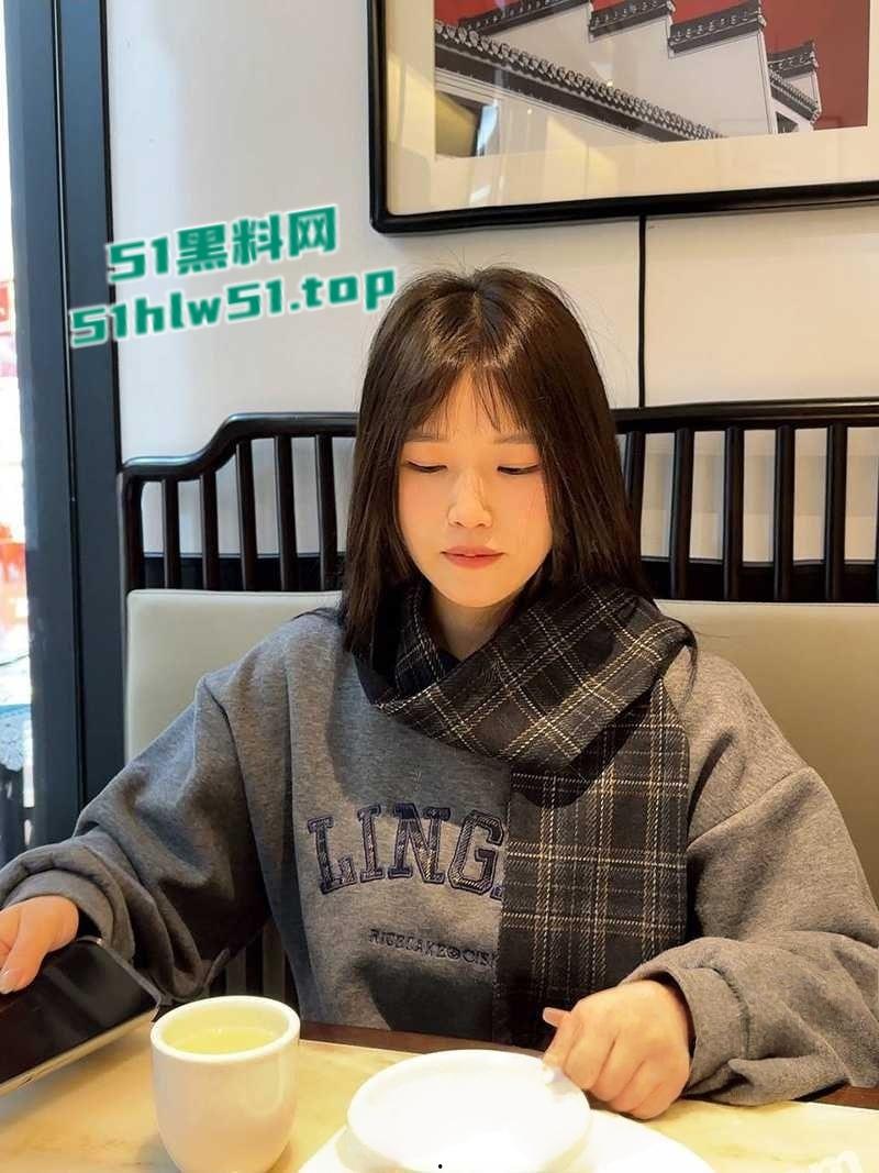 真实勾搭大二学生妹,皮肤白嫩骚母狗约炮喜欢玩群p,开房露脸调教轮操真是够反差!-1