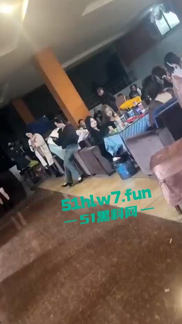 四川绵阳大青龙纯炮场美女如云,不惧扫黄行动顶风作案照样出台卖逼引发网友们的羡慕。-4