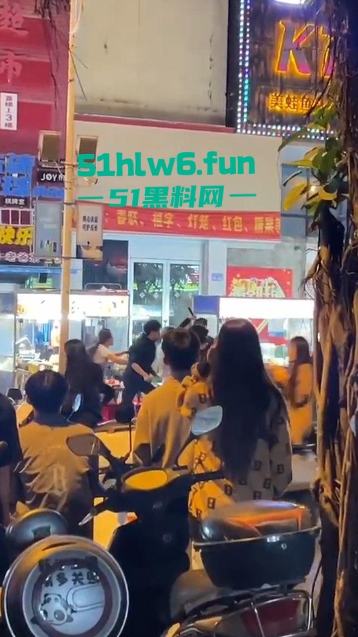 三亚港华夜市两摊主为争半米摊位持刀互砍,现场围观惨叫声惊悚起鸡皮。-1