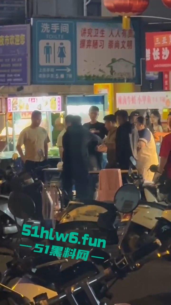 三亚港华夜市两摊主为争半米摊位持刀互砍,现场围观惨叫声惊悚起鸡皮。-6