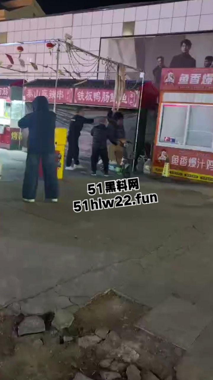 山东戏精大妈当街撒泼耍浑一哭二闹三上吊,表演太久看大家不上套此场闹剧尴尬收场。-1