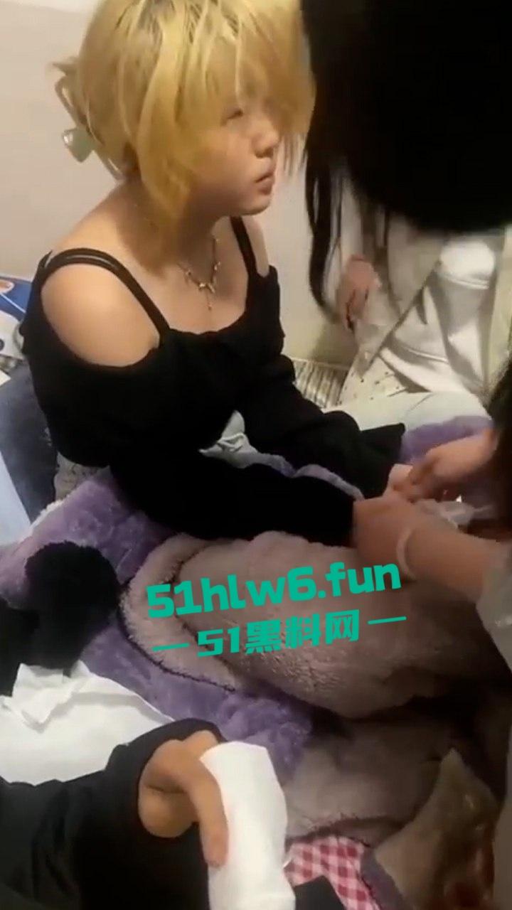 精神小妹霸气抓奸,黄毛小妹被学院大哥大哄骗上床,大嫂上门捉奸用巴掌亲切问候!-3