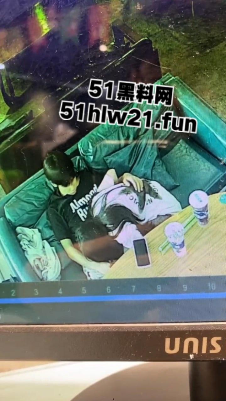 广西玉林仙尼奶茶店,偷拍同校高冷女神【孙晓慧】给校外给一男子口交,同学调出监控将其曝光。-1