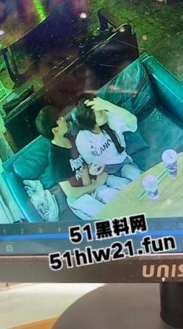 广西玉林仙尼奶茶店,偷拍同校高冷女神【孙晓慧】给校外给一男子口交,同学调出监控将其曝光。-4