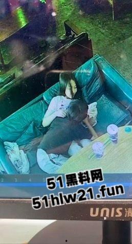 广西玉林仙尼奶茶店,偷拍同校高冷女神【孙晓慧】给校外给一男子口交,同学调出监控将其曝光。-5