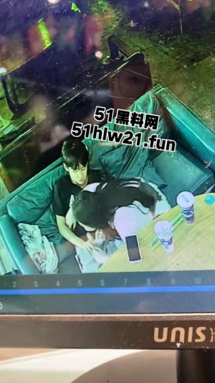 广西玉林仙尼奶茶店,偷拍同校高冷女神【孙晓慧】给校外给一男子口交,同学调出监控将其曝光。-6