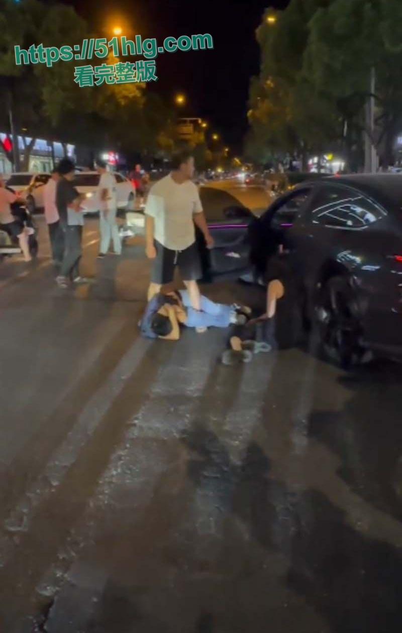 史上最解气抓奸现场!狗男女偷情被原配当街抓包,荡妇保护奸夫被双双暴揍,场面震撼,围观者无不为之动容-2