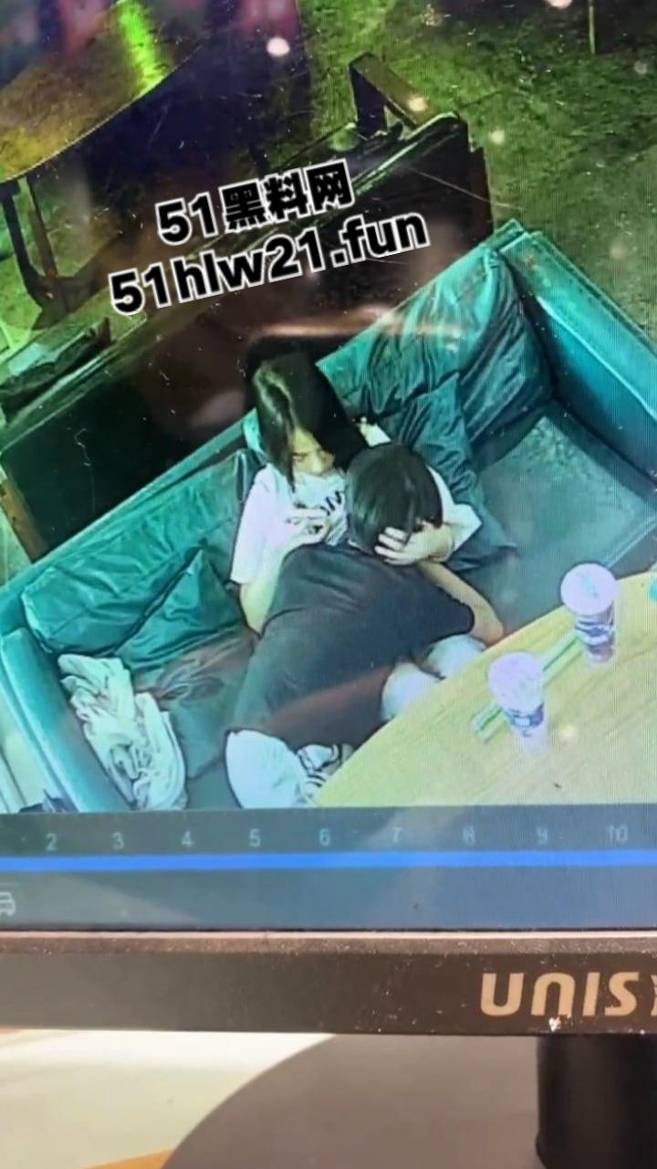 广西玉林仙尼奶茶店,偷拍同校高冷女神【孙晓慧】给校外给一男子口交,同学调出监控将其曝光。-8