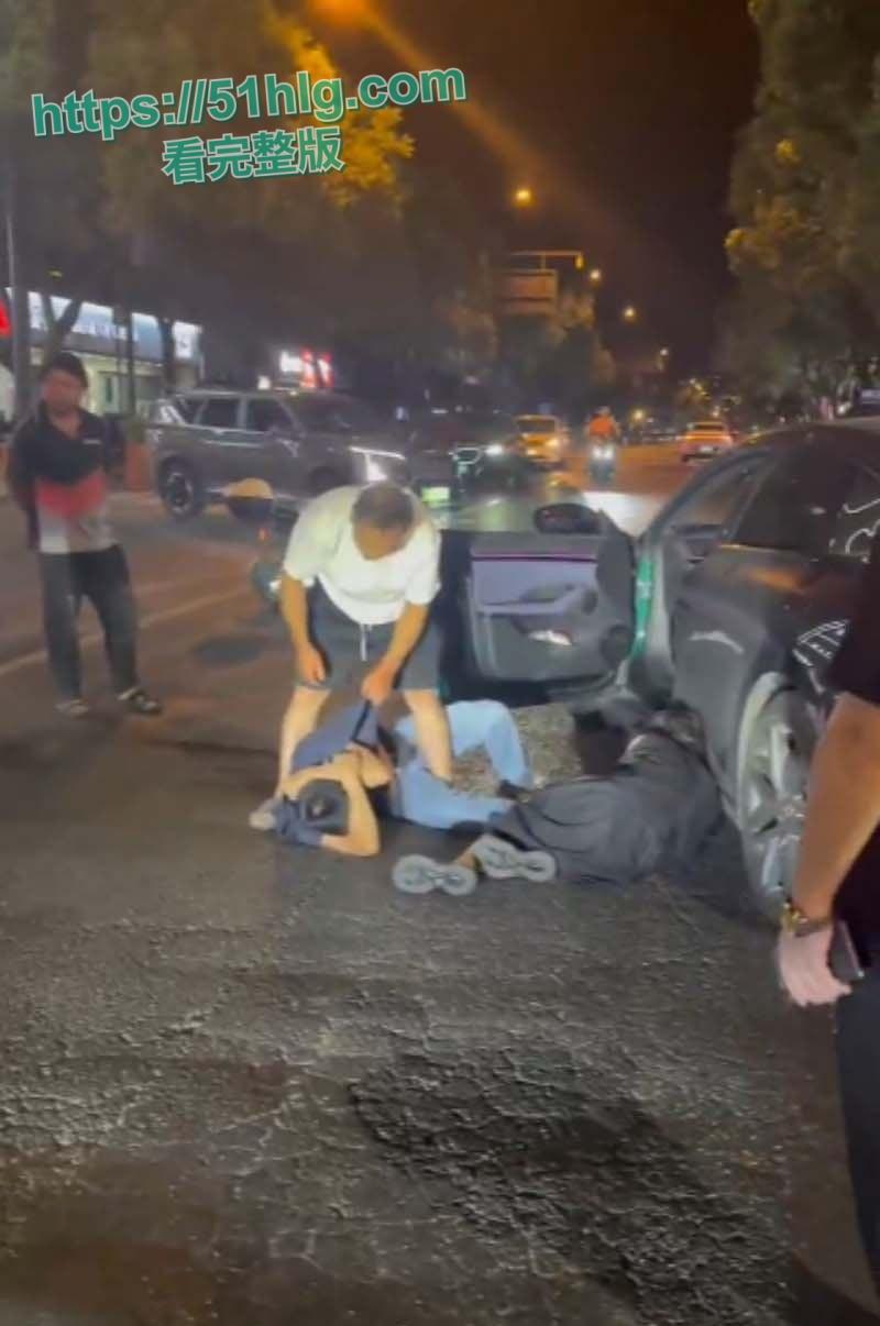 史上最解气抓奸现场!狗男女偷情被原配当街抓包,荡妇保护奸夫被双双暴揍,场面震撼,围观者无不为之动容-5