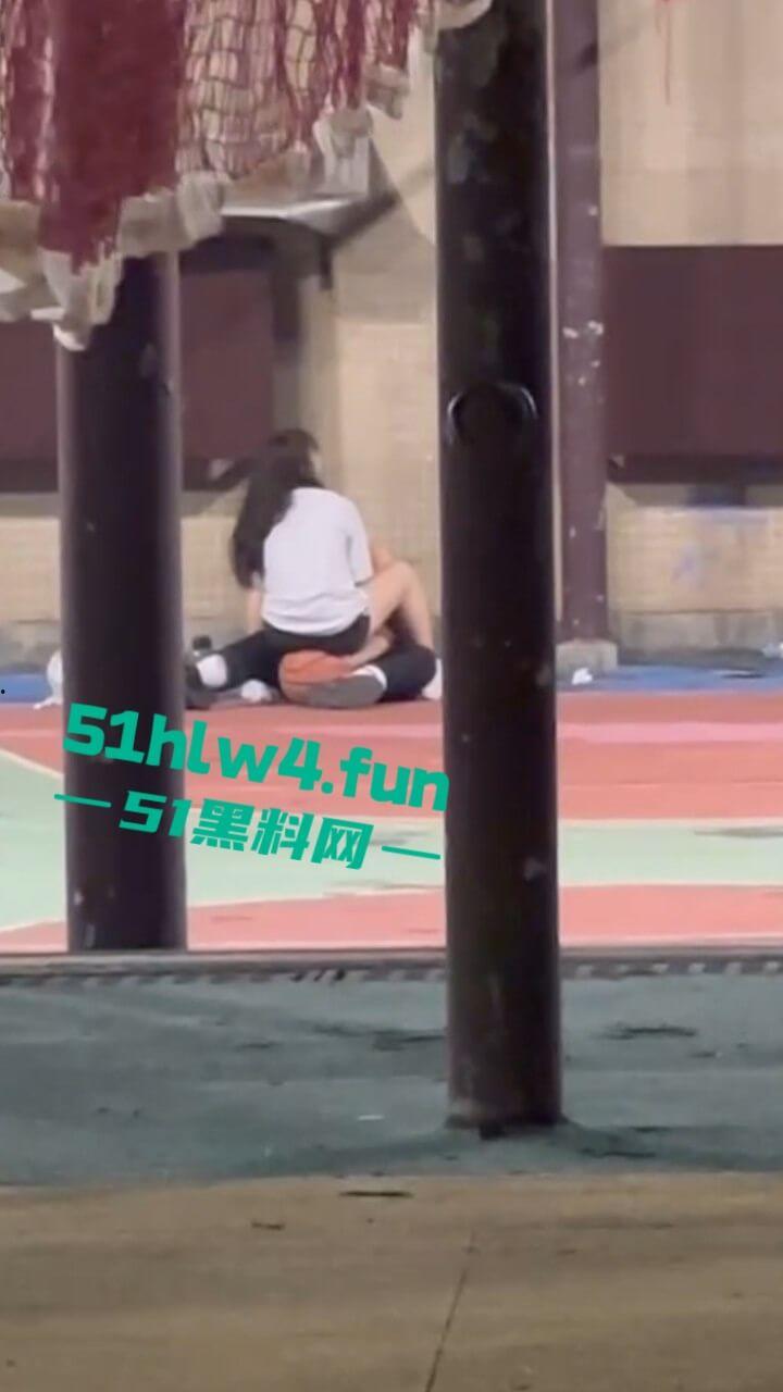 偷拍下篮球场的秘密,一对情侣周围四下无人竟然户外激情做爱,青春的激情与无畏。-6