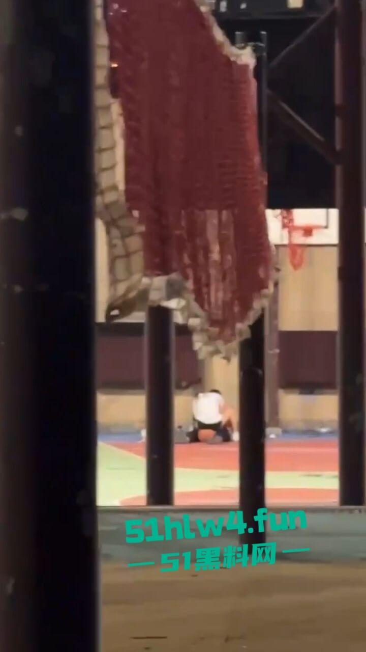 偷拍下篮球场的秘密,一对情侣周围四下无人竟然户外激情做爱,青春的激情与无畏。-7