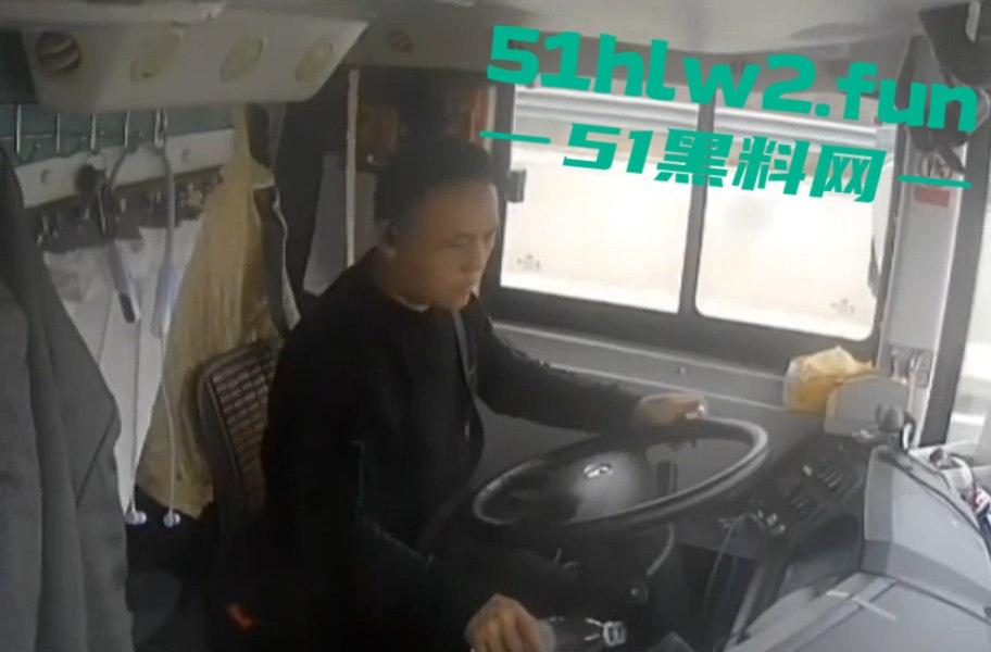 江西新余大巴司机神操作,低头摸东西,方向盘当摆设,乘客免费体验甩干模式,整车人陪他玩命!-8