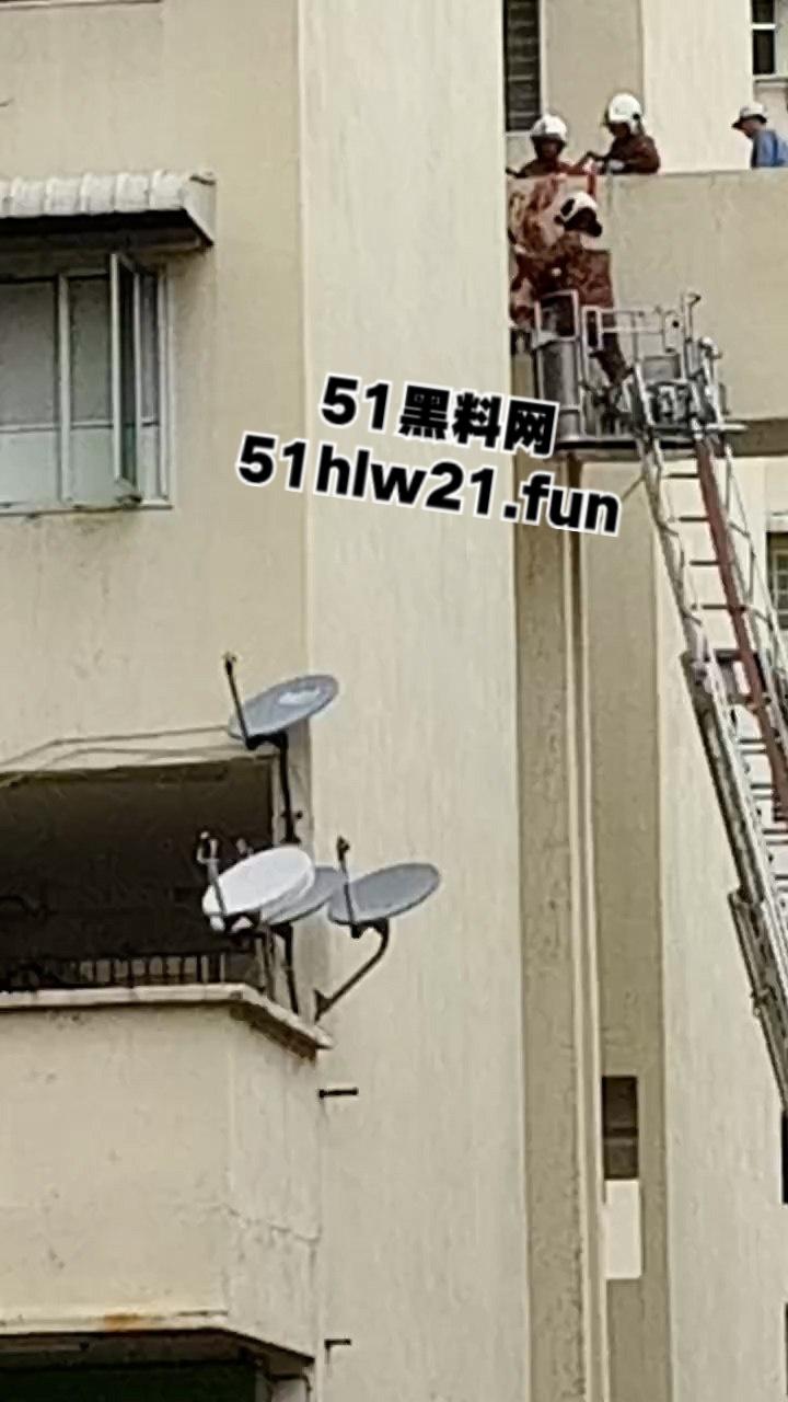 血腥慎入!男子跳楼被腰斩上体消失肠血乱飞,处理现场人员的心理阴影面积有点大!-1