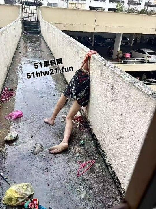 血腥慎入!男子跳楼被腰斩上体消失肠血乱飞,处理现场人员的心理阴影面积有点大!-2