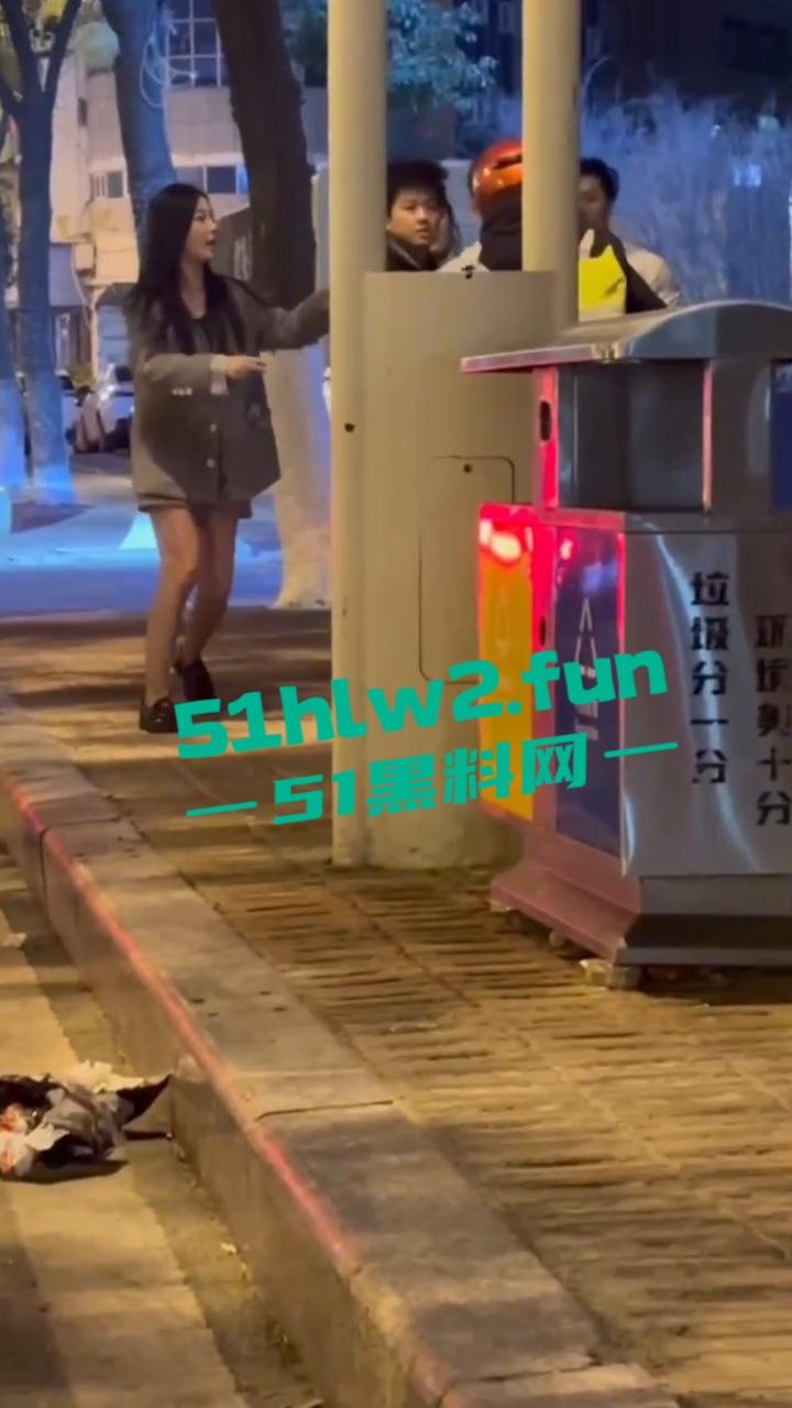 福建莆田精神小伙当街暴打代驾,只因女友露腿男子怀疑代驾司机看了女友腿,愤怒暴起殴打代驾司机。-7