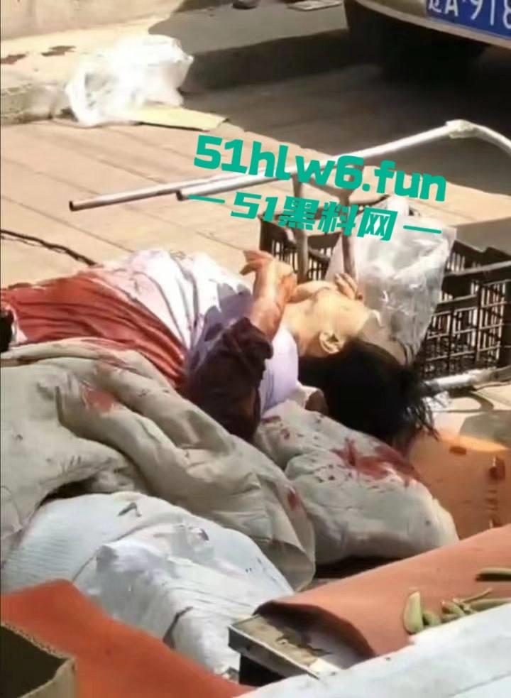 辽宁沈阳发生灭门惨案,在天山路亚明市场为争夺卖菜摊位产生冲突,男子拿猪肉刀当街杀害一家三口。-4