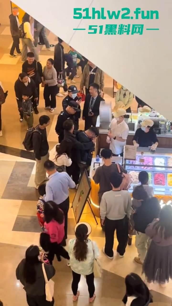 哪个抄底大神断更了？深圳皇庭广场小伙偷拍妹子裙底被其男友当场抓获，真是社死！-2