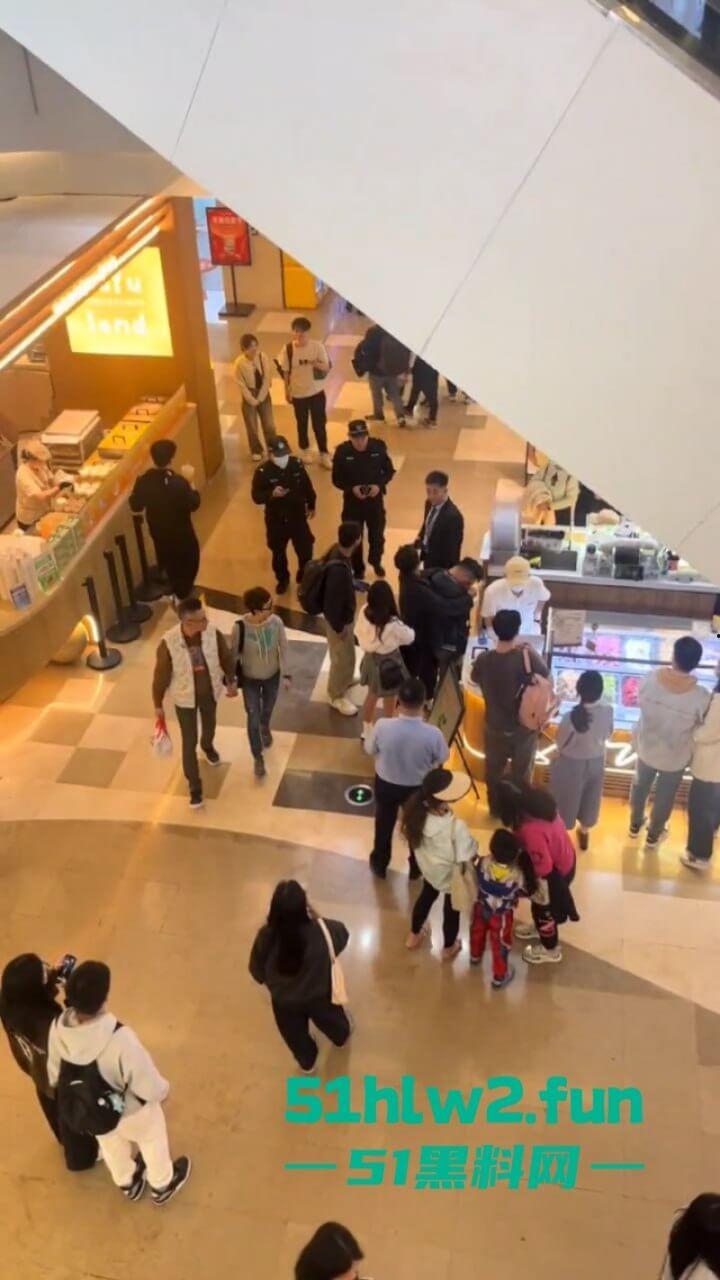 哪个抄底大神断更了？深圳皇庭广场小伙偷拍妹子裙底被其男友当场抓获，真是社死！-3