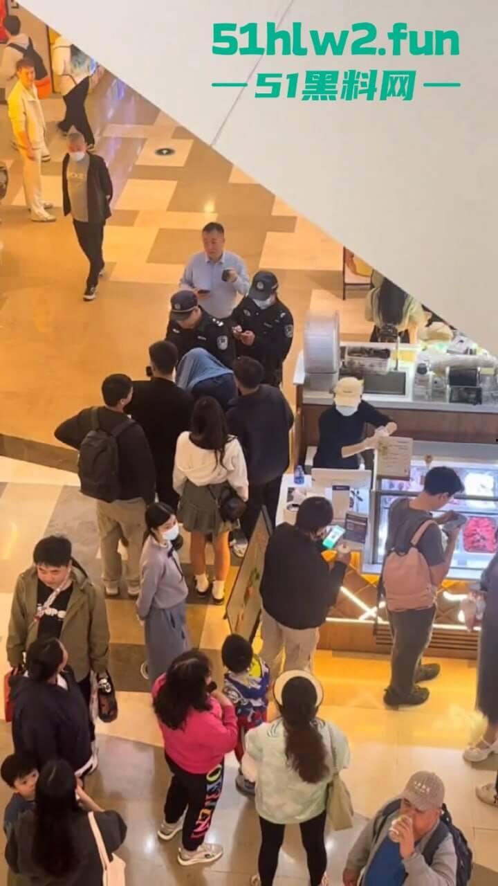 哪个抄底大神断更了？深圳皇庭广场小伙偷拍妹子裙底被其男友当场抓获，真是社死！-5