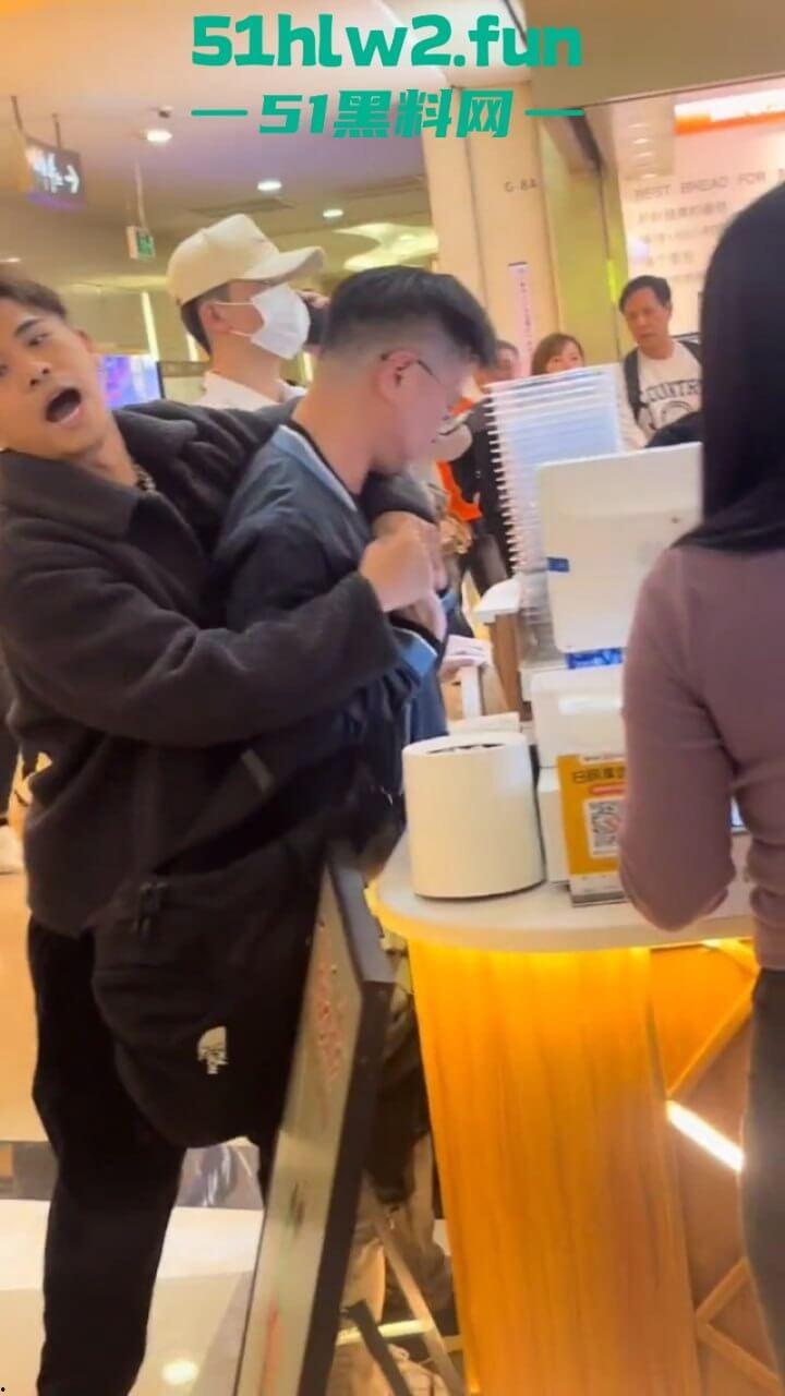 哪个抄底大神断更了？深圳皇庭广场小伙偷拍妹子裙底被其男友当场抓获，真是社死！-8