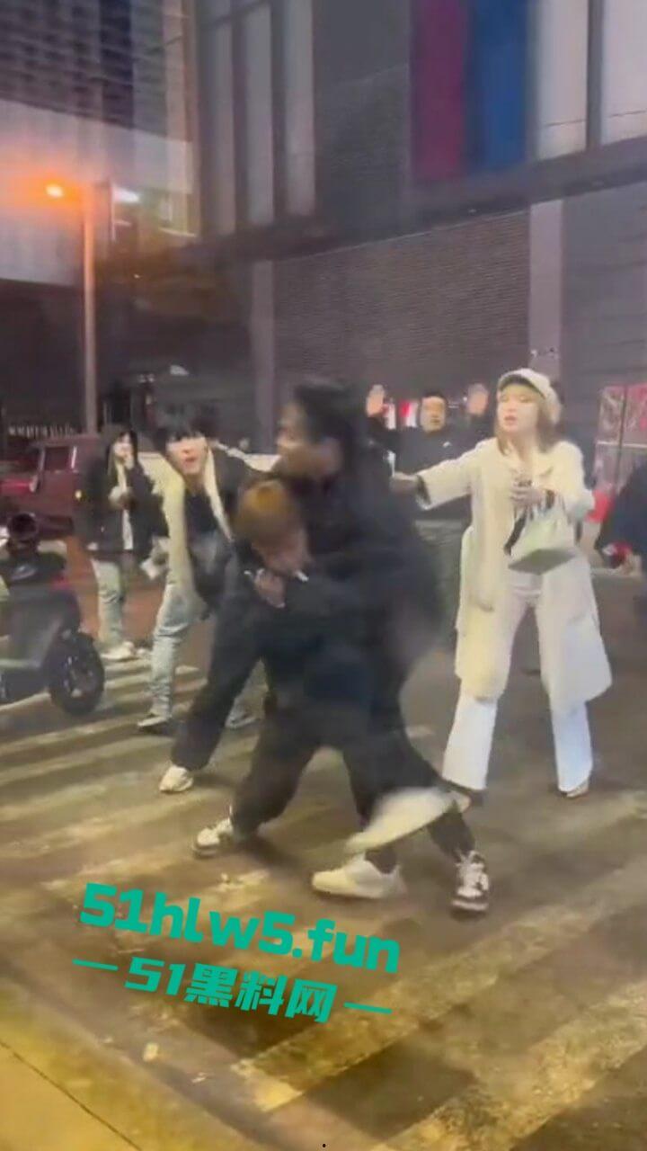 以父爱之名,暴揍精神小伙,沈阳某饭店门口渣男玩弄大叔的女儿,爱女心切叫人当街暴揍渣男。-2