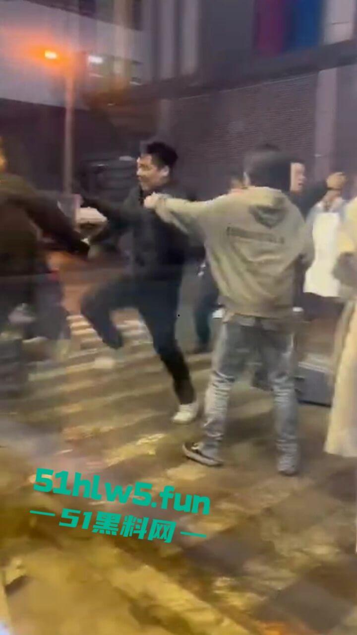 以父爱之名,暴揍精神小伙,沈阳某饭店门口渣男玩弄大叔的女儿,爱女心切叫人当街暴揍渣男。-4