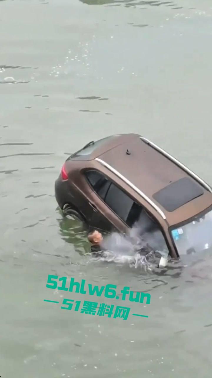 内江市东兴区坠河事故,新江路与临江路路口 一辆汽车失控,冲出护栏坠入河中两人死亡一人获救。-1