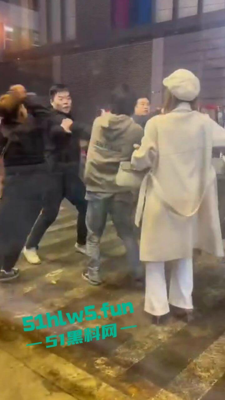 以父爱之名,暴揍精神小伙,沈阳某饭店门口渣男玩弄大叔的女儿,爱女心切叫人当街暴揍渣男。-5