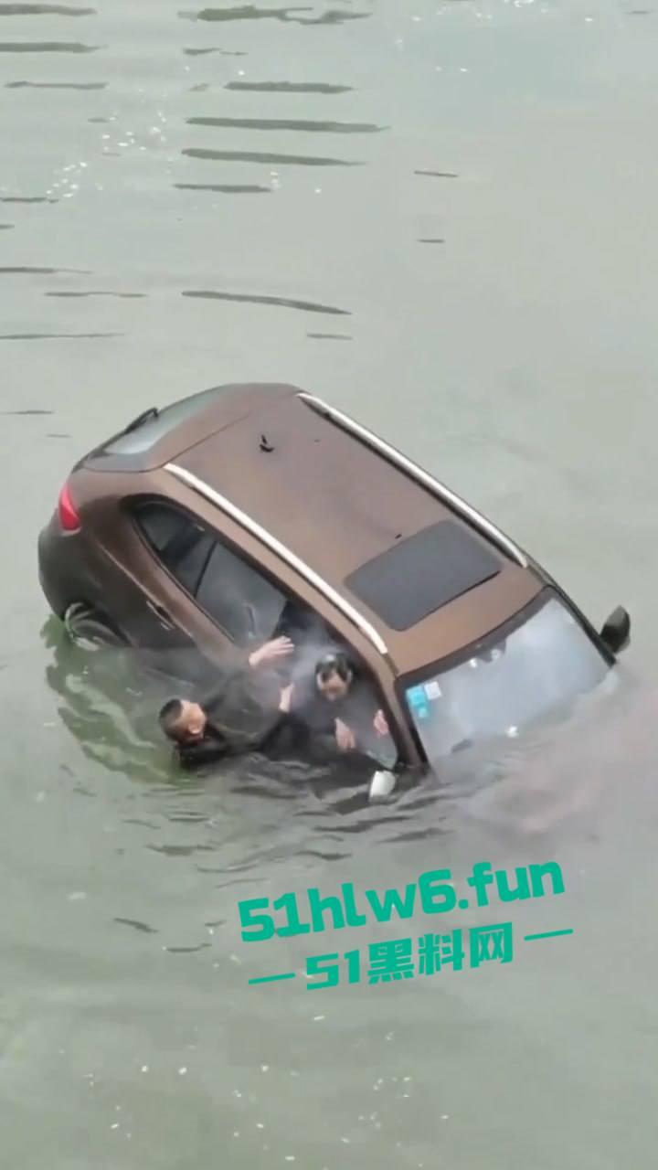 内江市东兴区坠河事故,新江路与临江路路口 一辆汽车失控,冲出护栏坠入河中两人死亡一人获救。-2