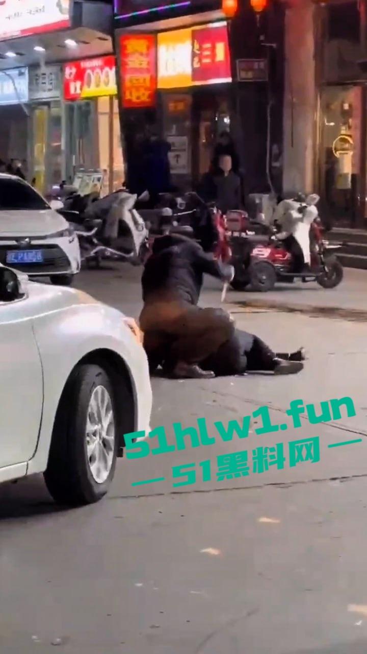 河北三河市街头刀仔,上上城三季小区附近,一男子持刀当街行凶,受害人撕心裂肺惨叫,周围无人敢上前援救。-3