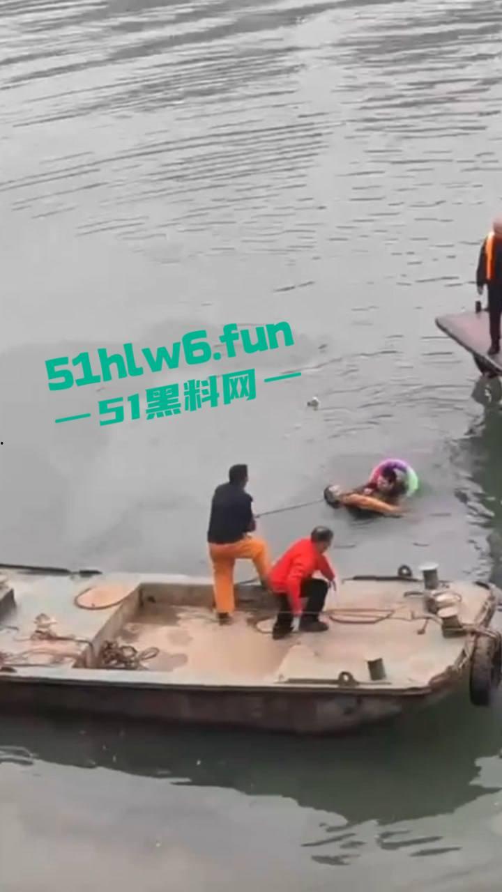 内江市东兴区坠河事故,新江路与临江路路口 一辆汽车失控,冲出护栏坠入河中两人死亡一人获救。-5