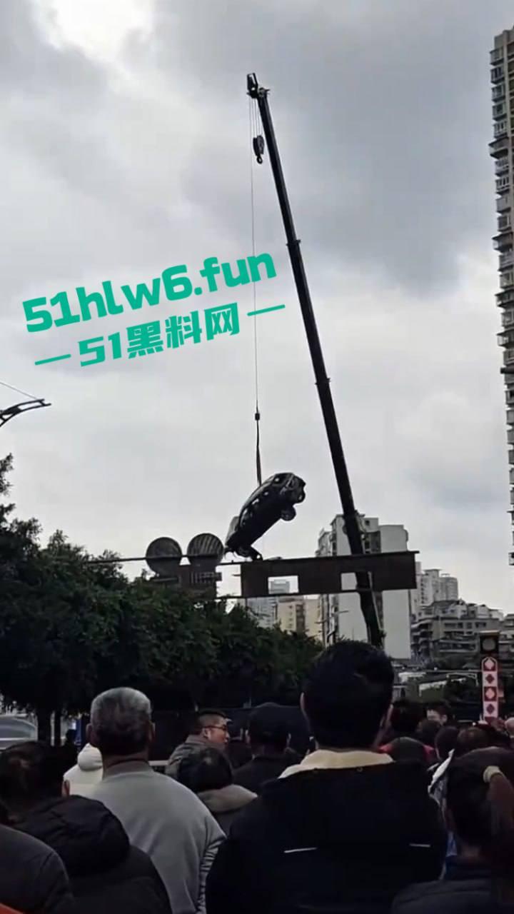 内江市东兴区坠河事故,新江路与临江路路口 一辆汽车失控,冲出护栏坠入河中两人死亡一人获救。-6