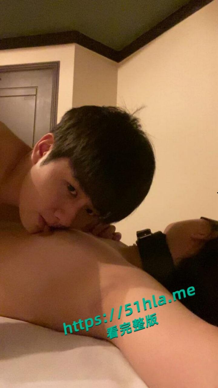 韩国高质量情侣露脸泄密,狗链栓脖深喉舔逼,车震抠肛花样超多,户外吃奶两人甜蜜无间!-3