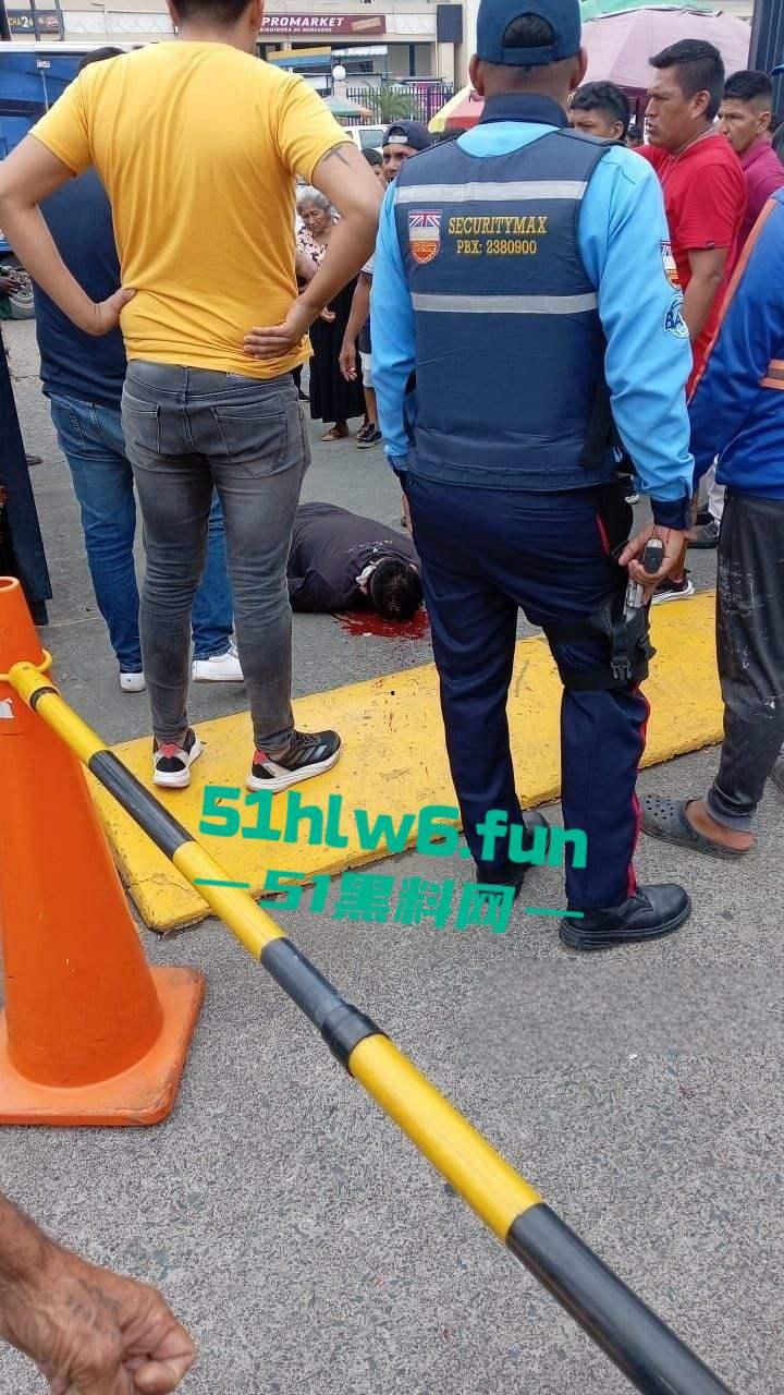 厄瓜多尔突发杀人事件,男子在街边接打电话被枪手近距离开枪射杀,疑似打击报复身中数枪当场死亡 。-5